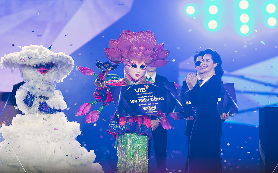 Đại diện VIB trao giải Mặt nạ vàng cho ca sĩ Ngọc Mai - quán quân The Masked Singer Vietnam 2022 